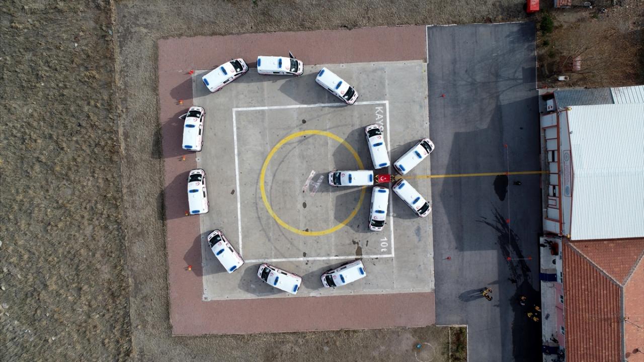 İl Sağlık Müdürlüğü helikopter pistinde düzenlenen devir teslim programında, 13 ambulansla ay ve yıldız koreografisi oluşturuldu.  