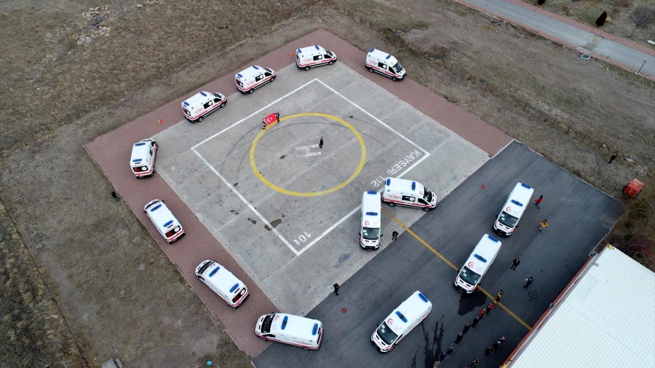 Programda konuşan İl Sağlık Müdürü Ali Ramazan Benli, ambulansları, kazasız hizmet vermeleri için dualarla görev yerlerine uğurlayacaklarını ifade etti. 