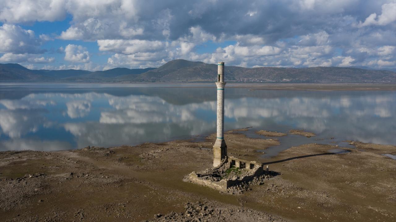 İzmir Su ve Kanalizasyon İdaresi (İZSU) verilerinden derlenen bilgiye göre, 5 Ocak itibarıyla kentteki 6 barajdan 5`inin doluluk oranı, geçen senenin aynı ayına göre düşük seviyede kaldı. 