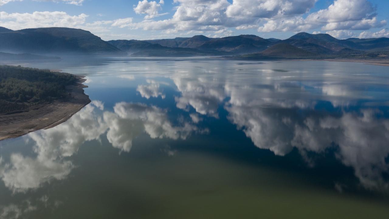 Öte yandan söz konusu barajlarda 5 Ocak`ta kullanılabilir su hacmi 208 milyon 606 bin metreküp olarak kayıtlara geçti. 