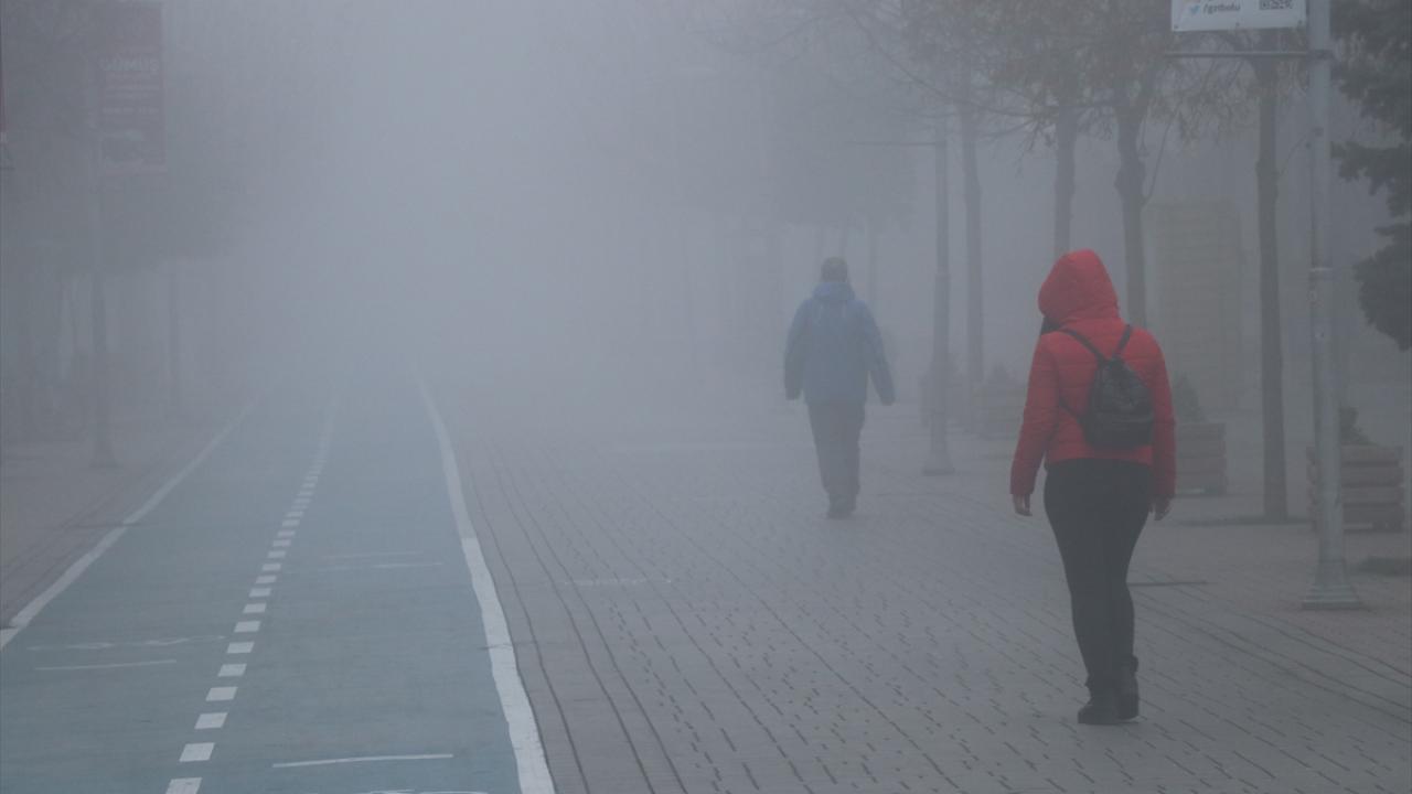 Sis nedeniyle görüş mesafesi yer yer 30 metreye kadar düştü. Sürücüler yolda güçlükle ilerledi. 