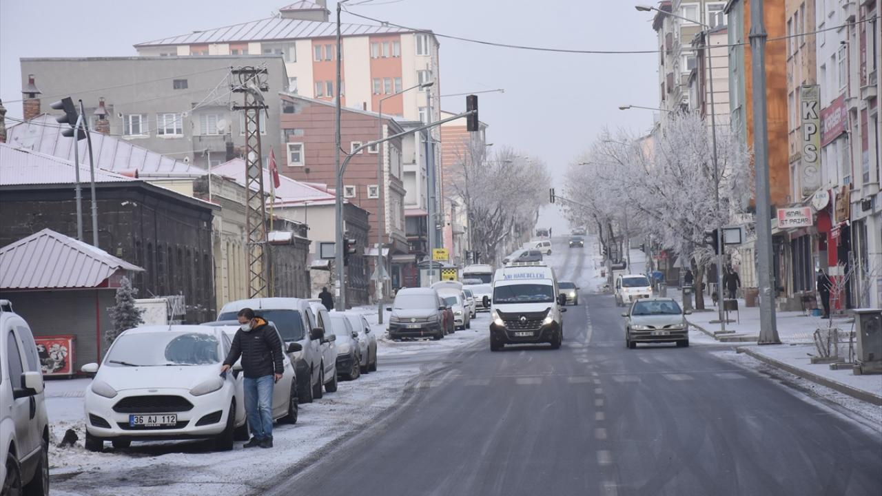 Gece en düşük hava sıcaklığı sıfırın altında olmak üzere Kars`ta 23, Ağrı`da 21, Ardahan`da 19, Erzurum`da 11, Iğdır`da 8, Erzincan`da 1 derece ölçüldü. 