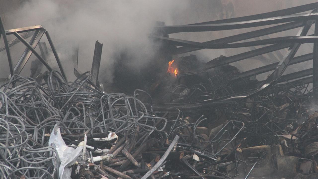 İtfaiye ekiplerinin müdahalesiyle yangın kontrol altına alındı.