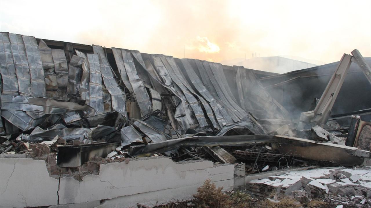 Büyük çaplı hasara neden olan yangında fabrikanın bazı kısımları çöktü.
