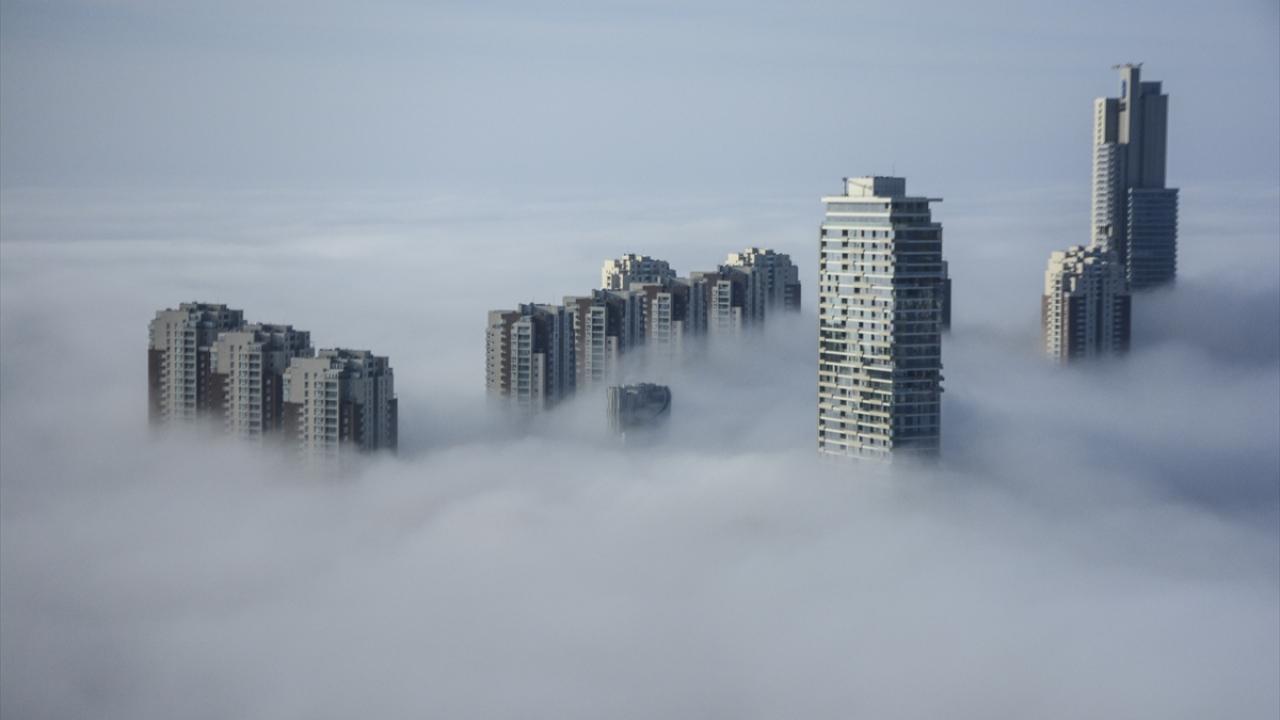 Ankara`da sabah saatlerinde Çankaya ilçesinin yüksek kesimlerinde sis etkili oldu.
