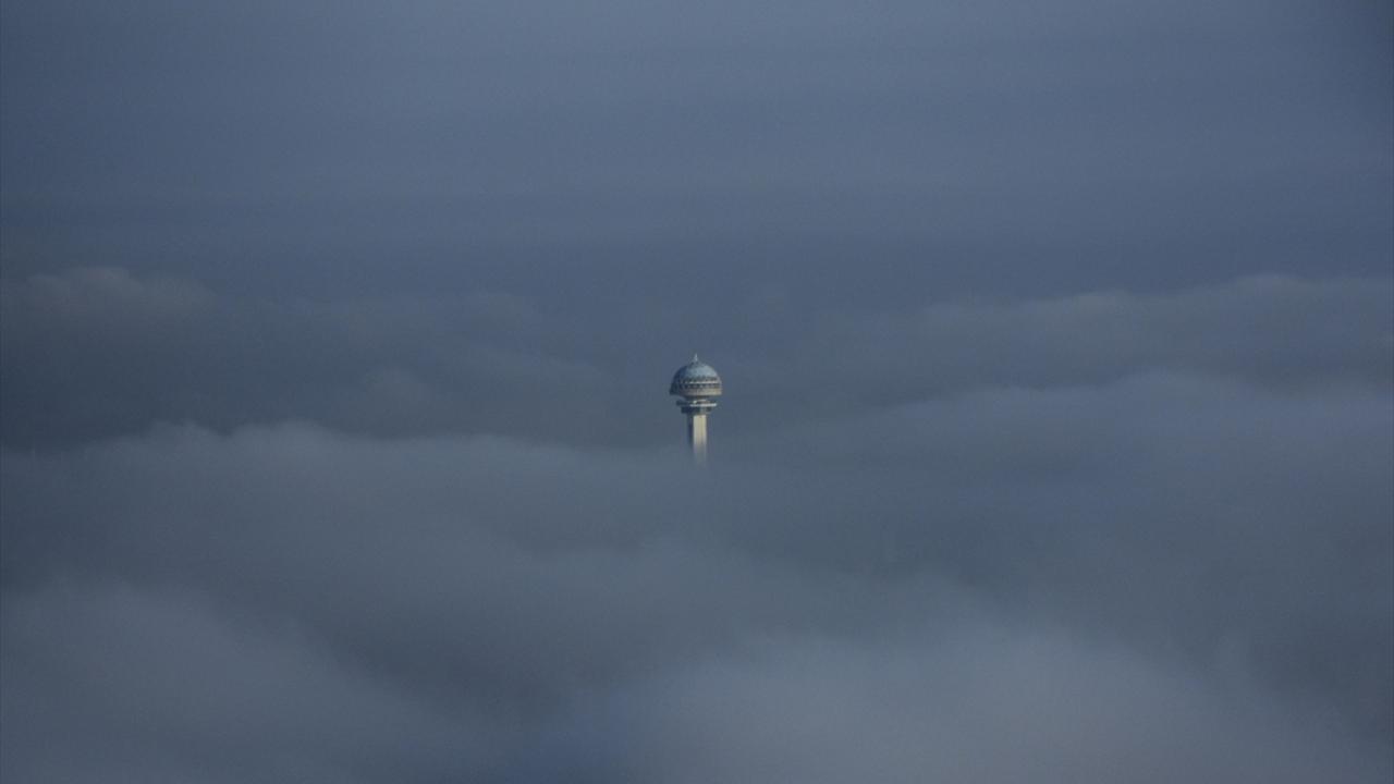 Ankara`da sabah saatlerinde Atakule ve çevresinde sis etkili oldu.