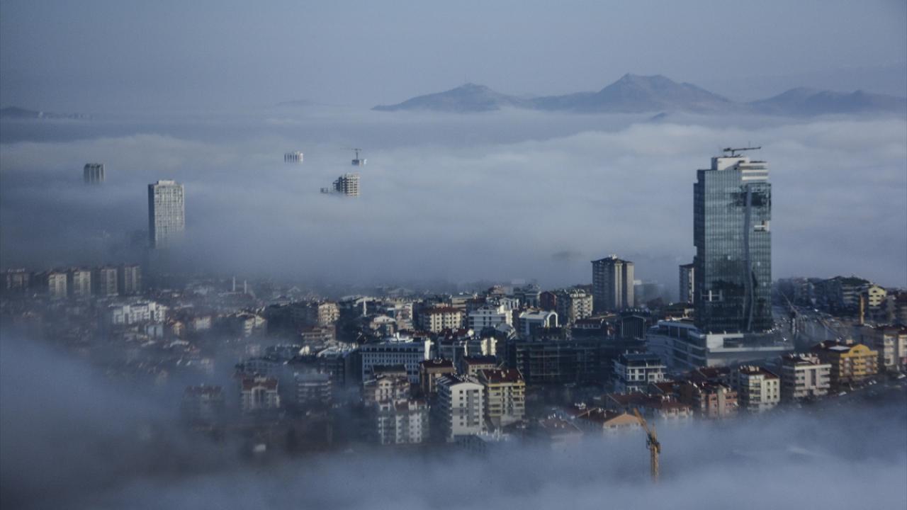 Ankara`da sabah saatlerinde Turan Güneş Bulvarı ve çevresinde sis etkili oldu.