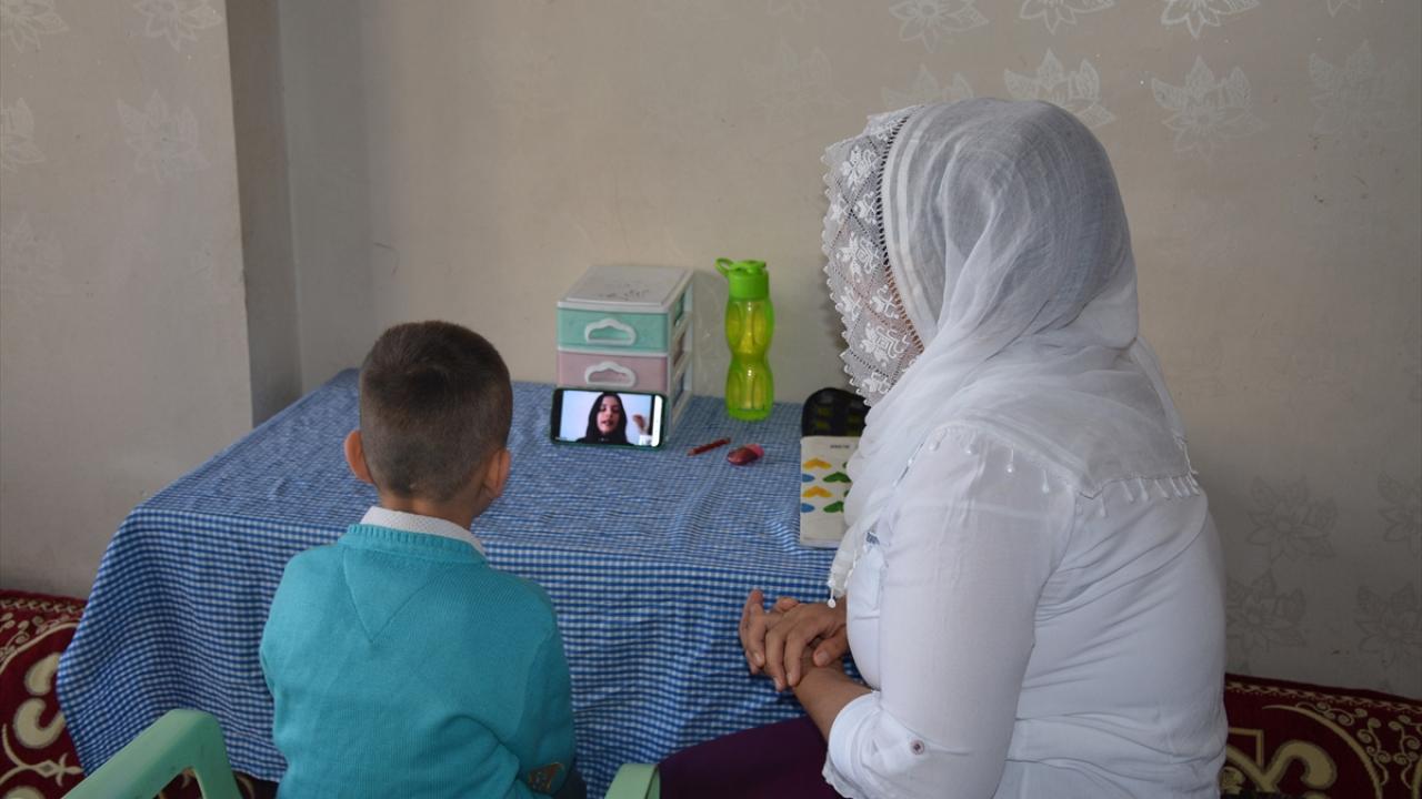 Milli Eğitim Bakanlığının (MEB) koronavirüs (Covid-19) salgını dolayısıyla uzaktan eğitim için hayata geçirdiği Eğitim Bilişim Ağı (EBA) üzerinden oğlu ile beraber canlı derslere katılan Saliha Uygur, okuma ve yazmayı öğrendi.