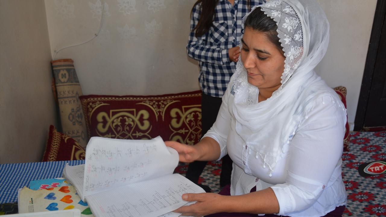 Çocuğunun öğretmeninden de olumlu görüş olan Uygur, derslere katılım sağlayarak kısa zamanda okuma ve yazmayı öğrendi.