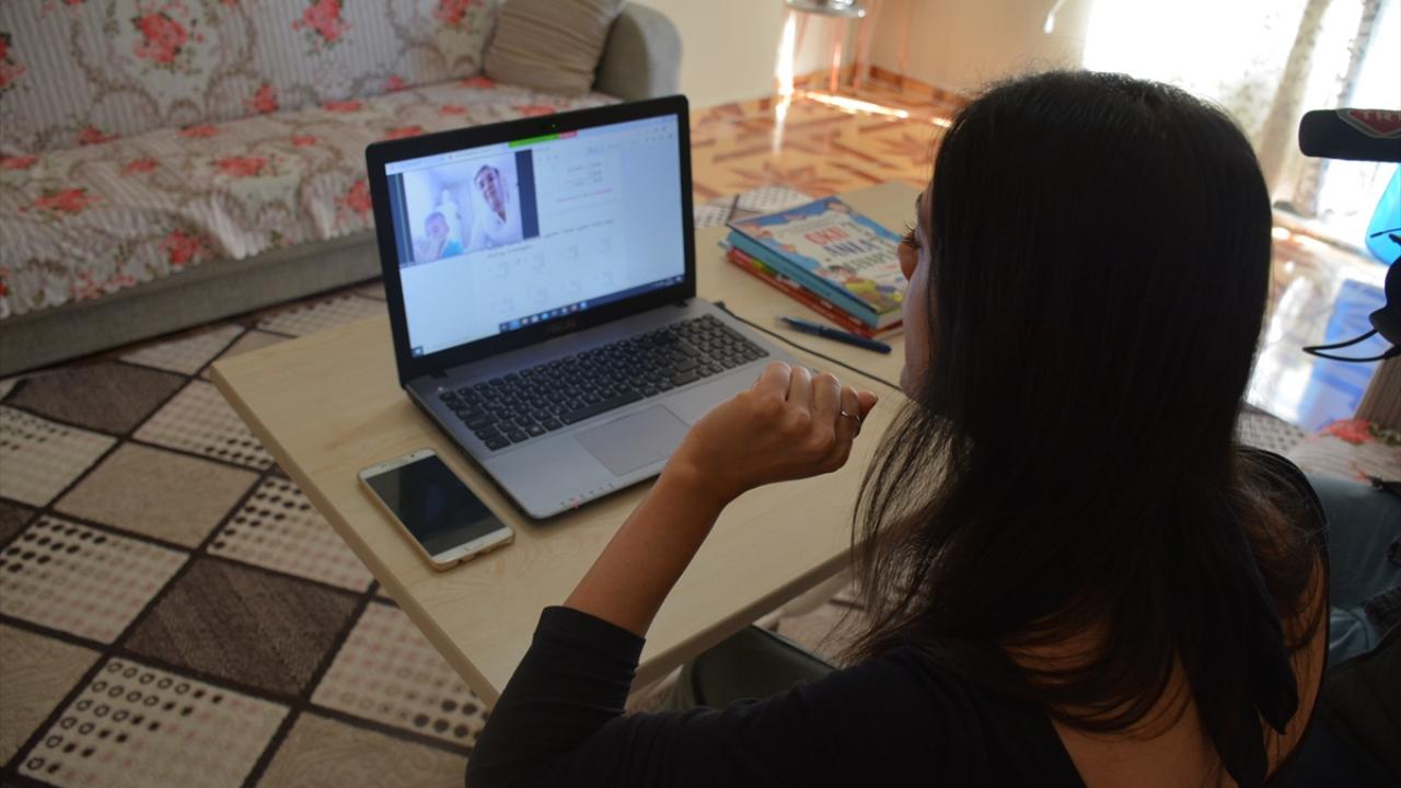 Silopi Kaymakam Teoman Ünüsan İlkokulunda öğretmen Gizem Alarcin de öğrencisinin velisi olan Uygur`un, okuma yazma bilmemesine rağmen çocuğuna yardımcı olmak için sürekli canlı derslere katıldığını söyledi.