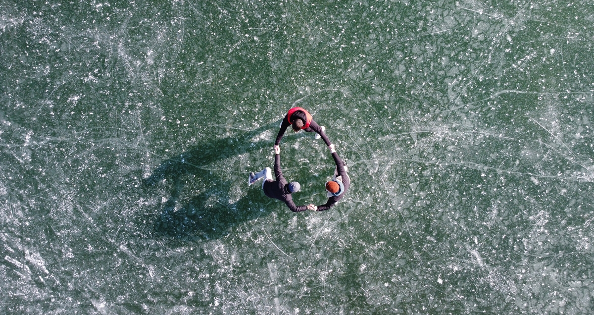 Buz pisti olmayan kentteki gençler, göletin donmasını fırsata çevirerek kimisi pateniyle kimisi ise ayakkabılarıyla buzda kaymanın keyfini yaşıyor.