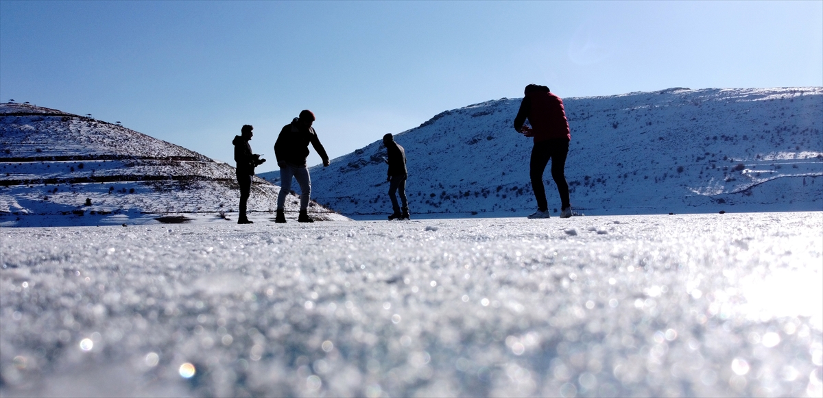 Gökçedere Belediye Başkanı Yavuz Bakır, son yıllarda bölgede özellikle yaz aylarında cazibe merkezi olan gölet ve çevresinin kışın da gençler tarafından aktif kullanılmasının mutluluğunu yaşadıklarını söyledi.