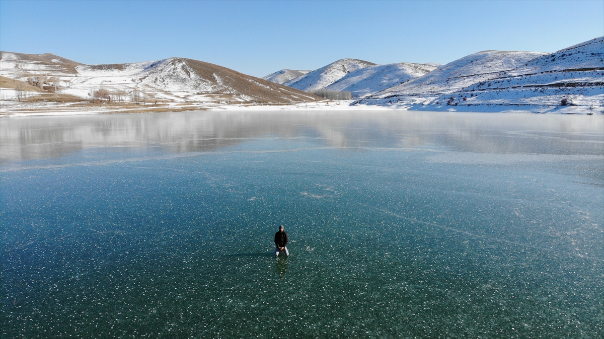 Hasan Türkoğlu, arkadaşlarıyla üç yıldır her kış bu gölete gelerek buz pateni yaptığını anlattı.