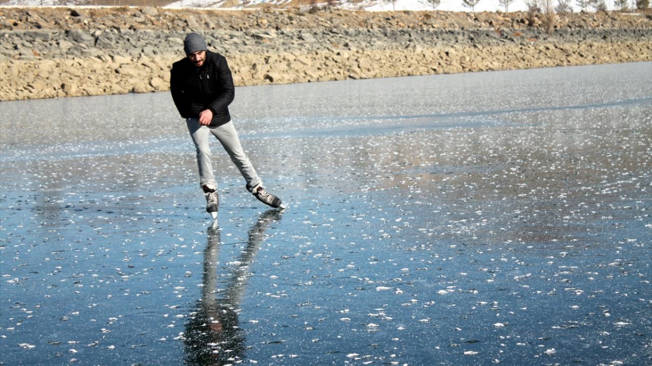 Türkoğlu, kentte buz pisti olmadığı için bu spordan mahrum kalan onlarca genç olduğunu anlatarak şunları söyledi: