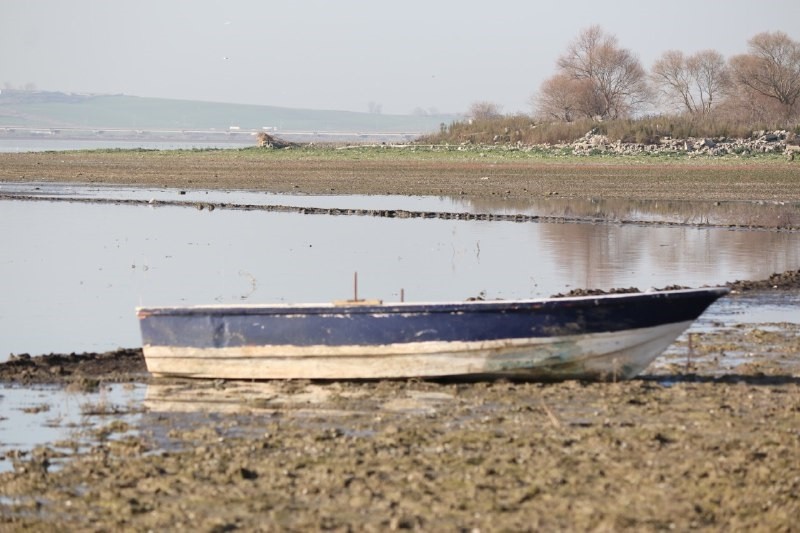 Kuraklığın en net görüntüsü, İstanbul’un en önemli su kaynaklarından olan Büyükçekmece Gölü’nün havadan çekilen görüntüsü ile gözler önüne serildi.