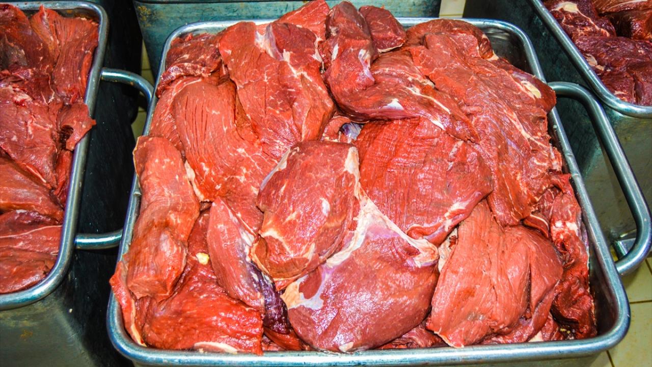 Acar, ülke ekonomisine ciddi katkı sağlayan sektörün ürettiği sucukların büyük kısmının iç piyasada tüketildiğini, bir kısmının da Orta Doğu ülkelerine ihraç edildiğini belirtti.