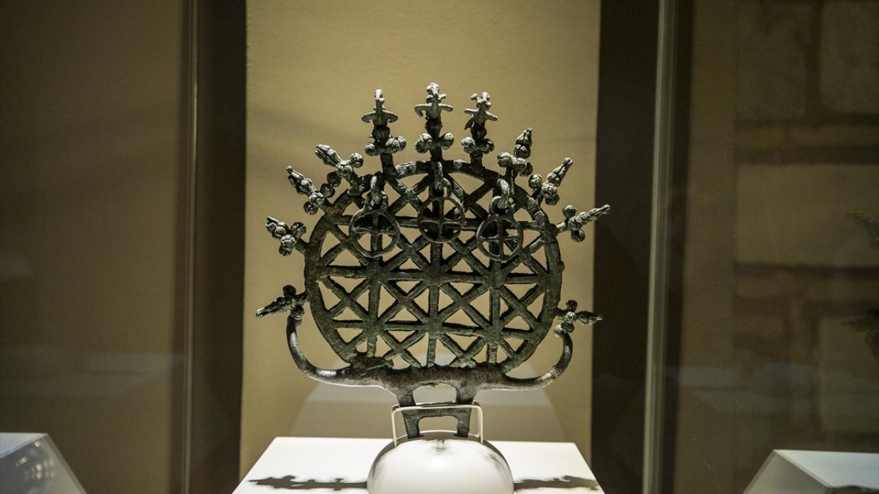 Hitit uygarlığı ve sanatının simgelerinden olan Hitit Güneş kursu, (fotoğrafta)  müzenin nadide eserlerinden biri.