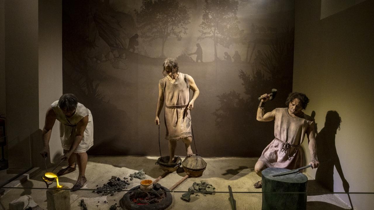 Müzede, eserlerin yanı sıra bal mumundan sahne canlandırmaları (fotoğrafta) ve görüntülü anlatımlar da yer alıyor.