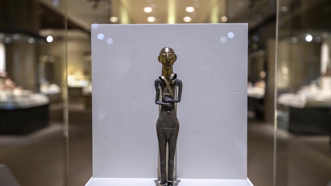 Ankara`nın Elmadağ ilçesine bağlı Hasanoğlan beldesi yakınındaki kazılarda ortaya çıkarılan Hasanoğlan İdolü - Kadın Heykelciği (fotoğrafta), müzenin en değerli eserleri arasında yer alıyor.