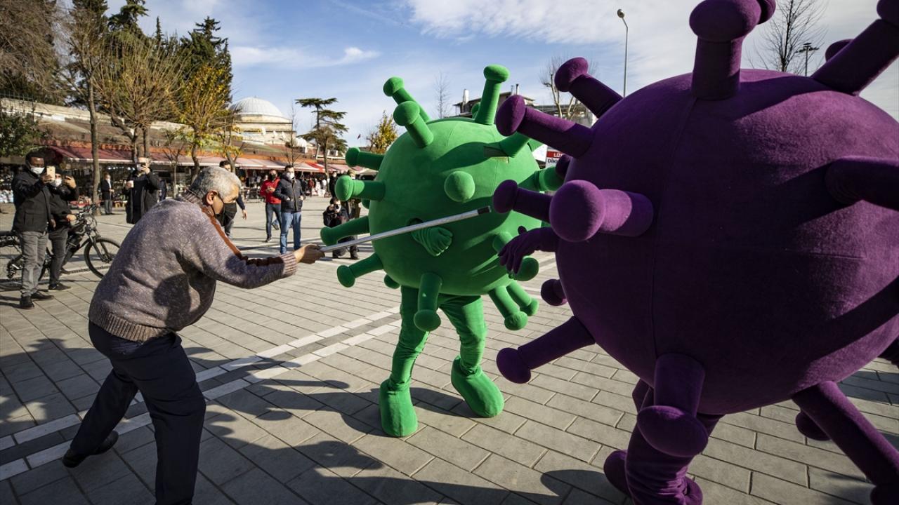 Maskotların yürüyüşü sırasında civardaki esnaflardan birinin maskota sopayla eğlenceli bir tarzda saldırması ise komik anlar yaşattı. 