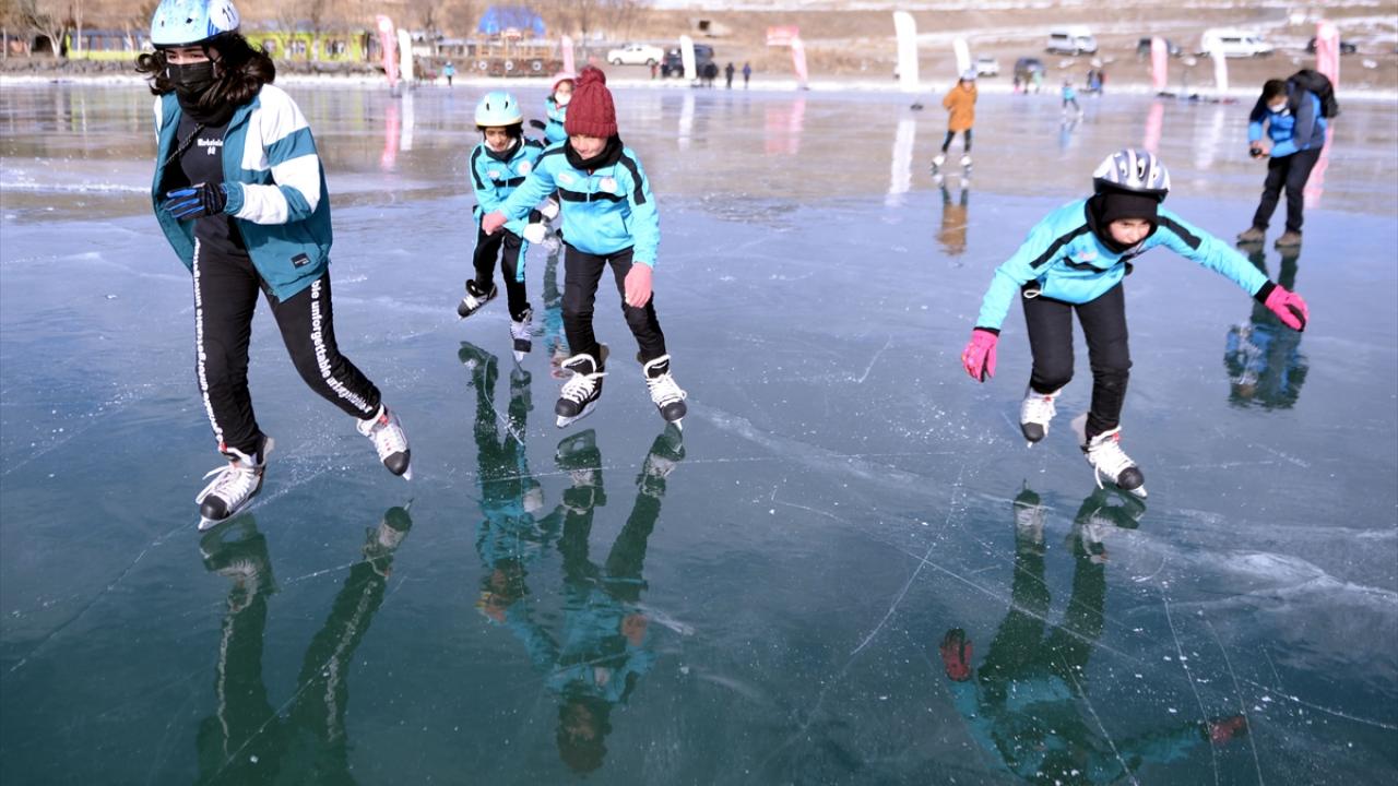 Gençlik ve Spor İl Müdürlüğünde görevli buz pateni antrenörü Leyla Yılmaz öncülüğünde 15 sporcunun, donan göl üzerinde 30 dakikalık paten gösterisi ilgiyle izlendi.