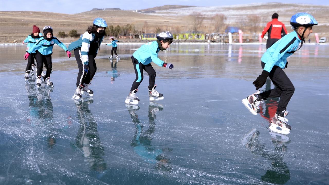 Belediye Başkanı Kemal Yakup Azizoğlu ise Çıldır Gölü`nün muhteşem bir manzara sunduğunu anlatarak, "Bu manzarayı bizzat görmek ve yaşamak lazım. Bugün yapılan etkinliğimiz de gölün tanıtımı için son derece önemli." ifadelerini kullandı.