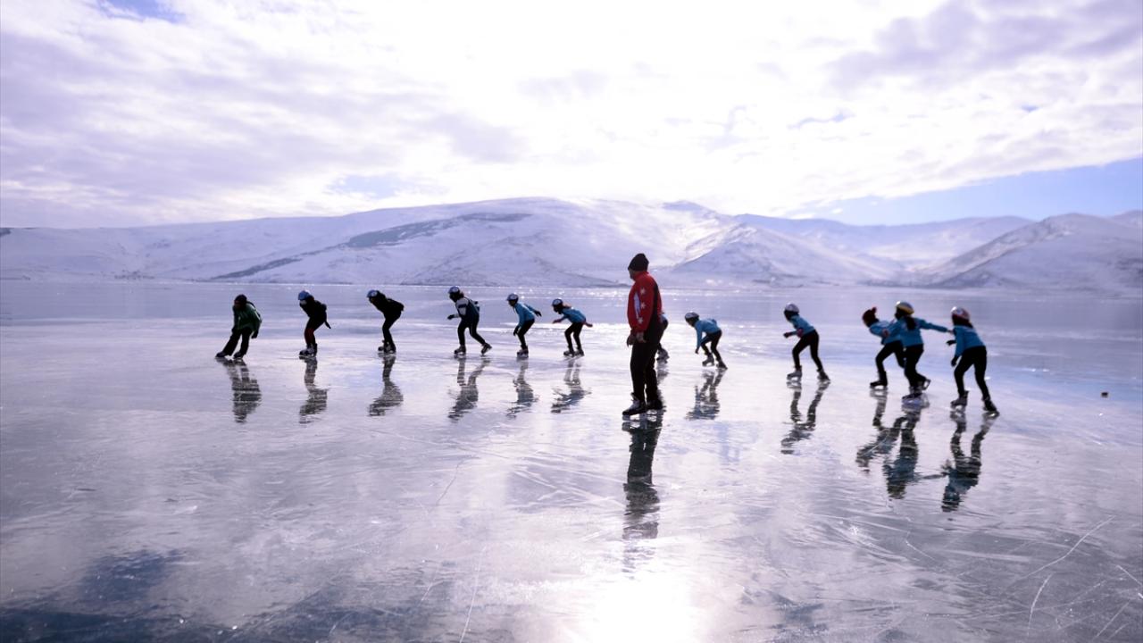 Ardahan-Kars sınırları içerisindeki, Doğu Anadolu`nun ikinci büyük gölü olan ve son günlerde etkili olan soğuk hava nedeniyle donan gölde buz tabakası 15 santimetreye ulaştı.