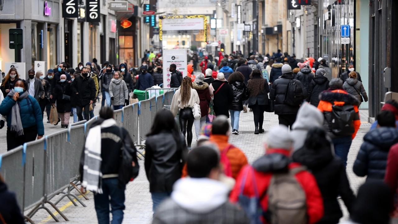 Ülkede salgınla mücadele kapsamında uygulanan sokağa çıkma kısıtlaması 22.00 ile 06.00 arası uygulanıyor.