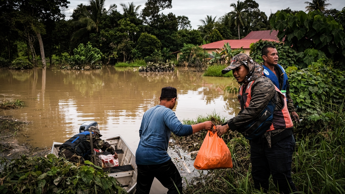 Sel nedeniyle yaşamını yitirenlerin sayısının ise 3`e yükseldiği açıklandı.
