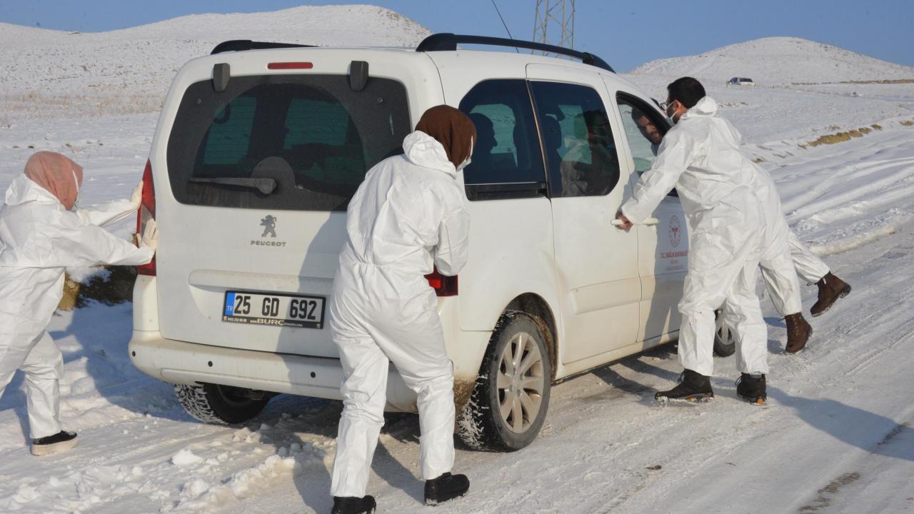 Kente 85 kilometre uzaklıkta olan, mezralarıyla 96 yerleşim yeri bulunan Horasan`da İlçe Sağlık Müdürlüğü tarafından 10 ayrı filyasyon ekibi kuruldu.