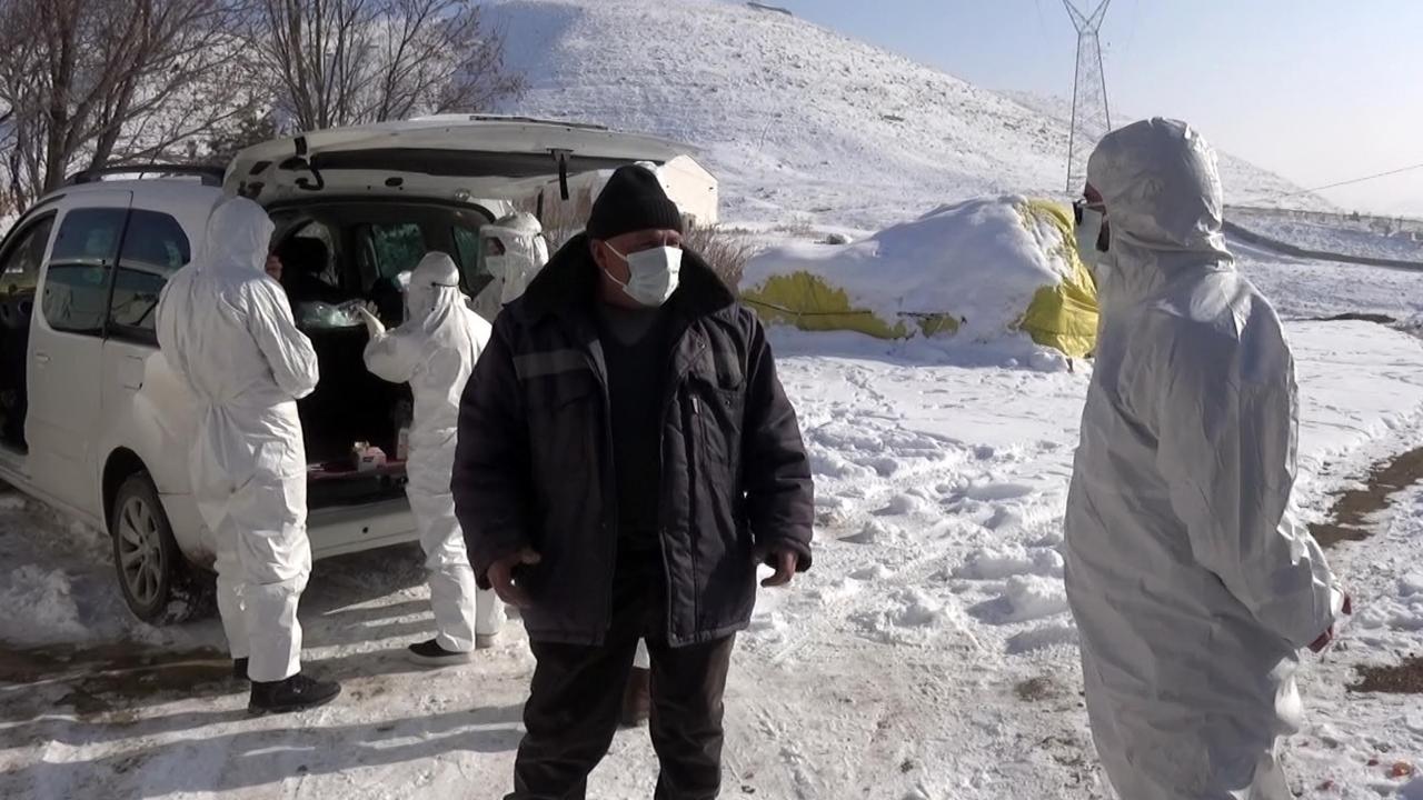 İlçe Sağlık Müdürü Dr. Ahmet Çınar başkanlığındaki ekipler, 5 ile 60 kilometre mesafedeki yerleşim birimlerine ulaşmak için büyük çaba sarf ediyor.