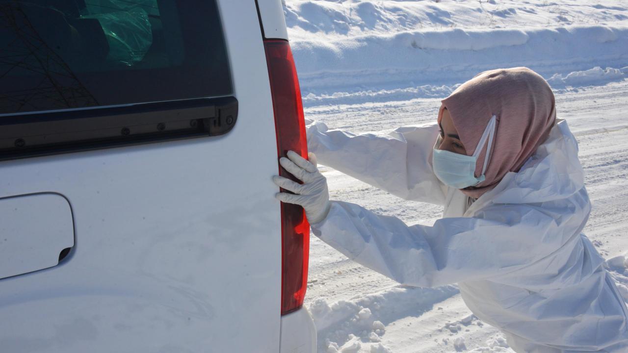 2 araçla mezra ve kırsaldaki mahalleleri gezerek, pozitif vakalar ile temaslı oldukları için karantinada olanlara destek veren ekipler, bir taraftan da zorlu kış şartlarıyla mücadele ediyor.