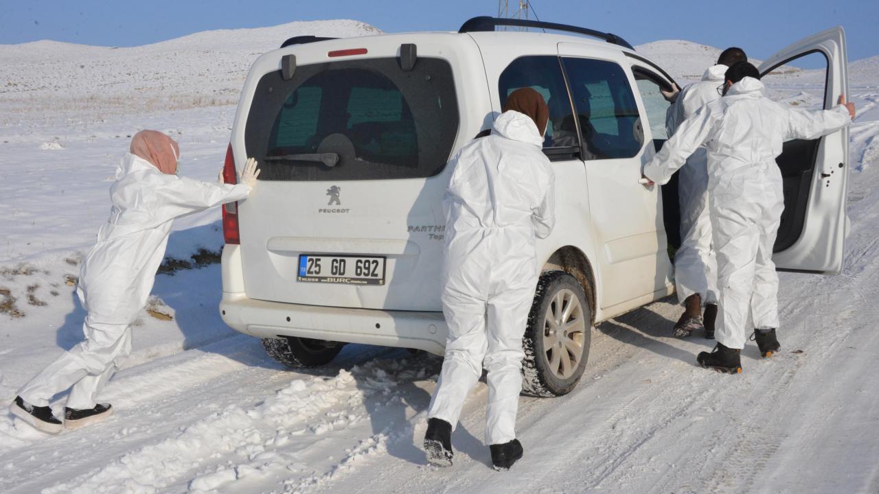 Karlı dağları aşan, bazen de yolda kalan araçlarını iterek, gideceği adrese ulaşan ekiplerin gayretleri sonucu ilçe genelindeki vakalarda önemli oranda azalma yaşanıyor. 