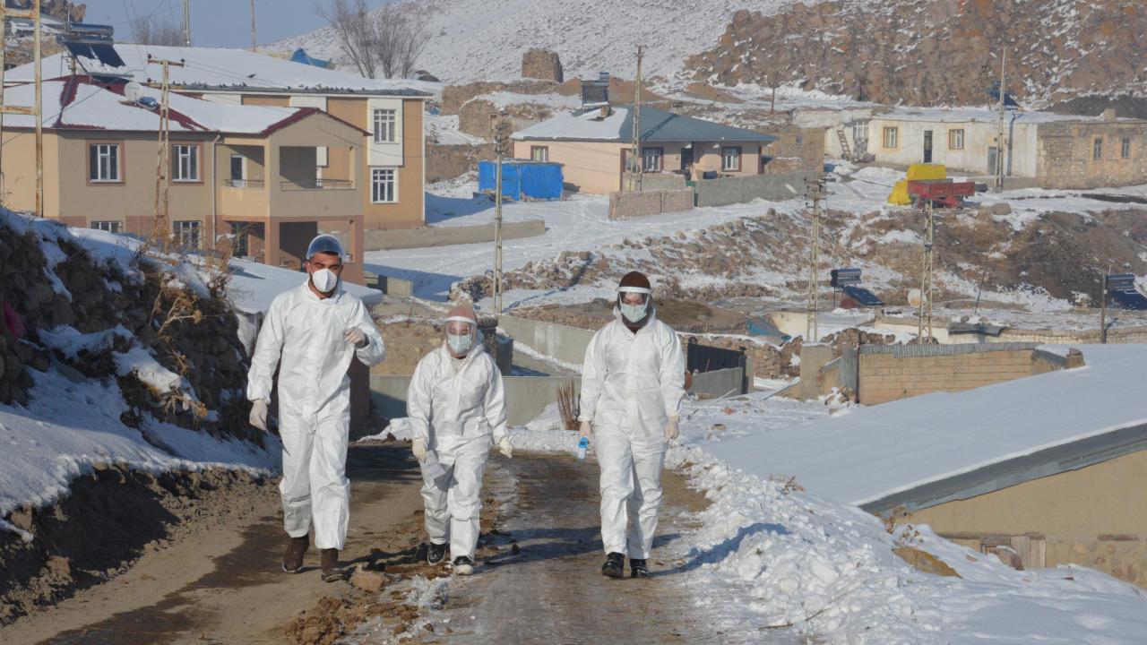 Erzurum`da oluşturulan filyasyon ekipleri, bir yandan koronavirüsle bir yandan da zorlu kış şartlarıyla mücadele ediyor. 