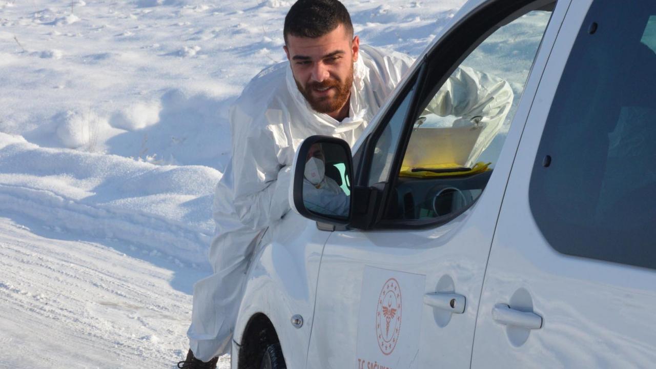 Kış şartlarında filyasyon ekiplerinin çalışmasının zor olduğunu belirten Dr. Çınar, "Ekiplerimiz yollarda kalıyor, kendi imkanlarımızla yolları aşmaya çalışıyoruz. Aracın gitmediği yerlerde yürüyoruz, mecburen evlere, hastalara ulaşmak zorundayız" dedi.