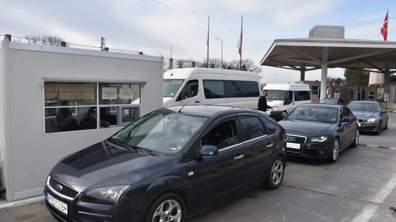 PCR testini peronlardaki görevli memurlara negatif olarak ibraz edenler, ülkeye giriş yaparken test yaptırmadan gelenler, gidecekleri adresleri beyan edip, 7 gün karantina şartıyla ülkeye giriş yapıyor.