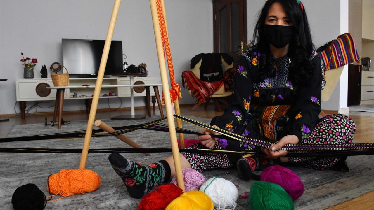 Karahasan, evdeki vaktini değerlendirmek için çocukluğunda yaylada babaannesinden öğrendiği ve belirli aralıklarla hobi amacıyla yaptığı unutulmaya yüz tutmuş kolan dokumacılığına başladı.