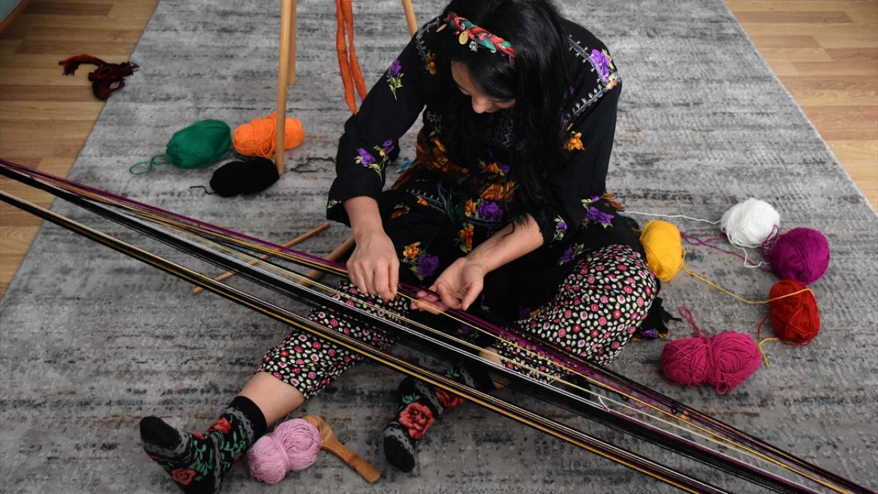 Farklı renklerde aldığı ipleri, karşılıklı iki koltuğa bağlayıp ahşap parçalar yardımıyla dokuyan Karahasan, sipariş yoluyla sattığı ürünlerle aile bütçesine katkı sağlıyor.