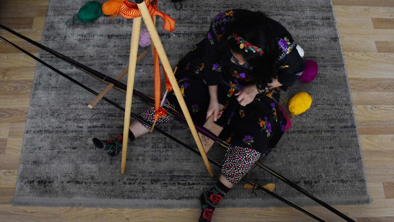 İki çocuk annesi Karahasan, salgın dolayısıyla genellikle 14 gün çalıştığını, 14 gün ise evinde kaldığını söyledi.