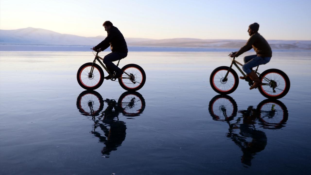 Doğu Anadolu Bölgesi`nin Van Gölü`nden sonra ikinci büyük gölü olan Ardahan-Kars sınırları içindeki Çıldır Gölü, büyük bölümü donduktan sonra yerli ve yabancı turistlerin uğrak yeri oluyor.