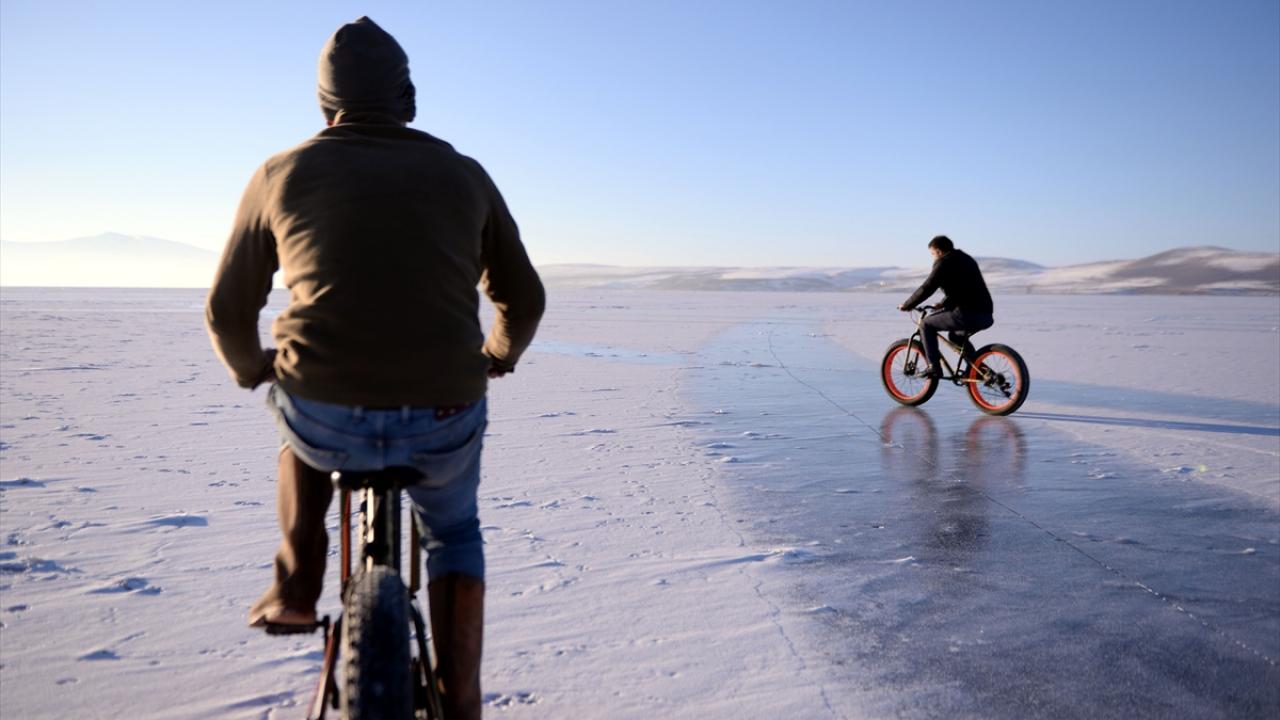Ziyaretçiler, bisikletlerin arkasına kızak da bağlayarak arkadaşlarıyla masalsı kış güzelliğinde gezinti yapabiliyor.