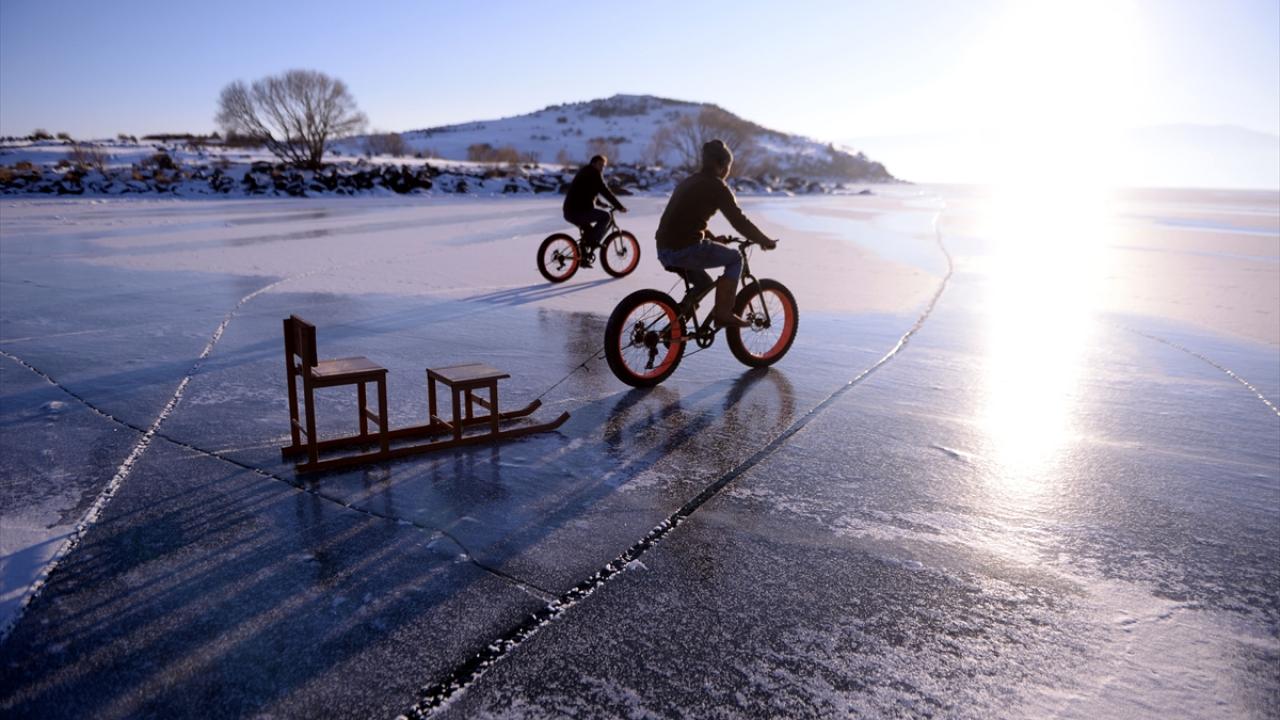 Masalsı kış güzelliğinin yaşandığı buzla kaplı gölde pedal çeviren ziyaretçiler, adrenalin dolu anlar yaşayarak keyifli zaman geçiriyor.