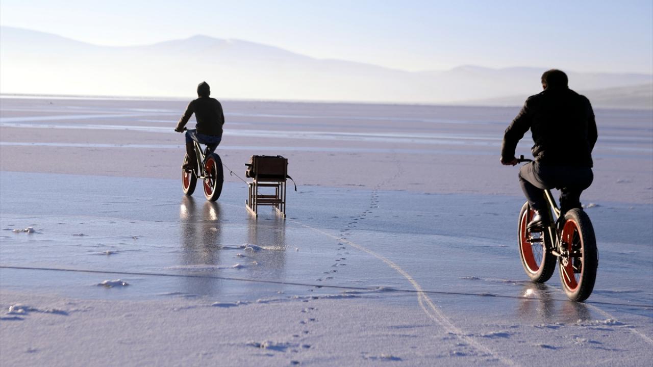 Atatürk Mahallesi Muhtarı İbrahim Özer ise hayatında ilk kez buz üstünde bisiklet sürdüğünü ve gezintinin çok keyifli geçtiğini anlattı.