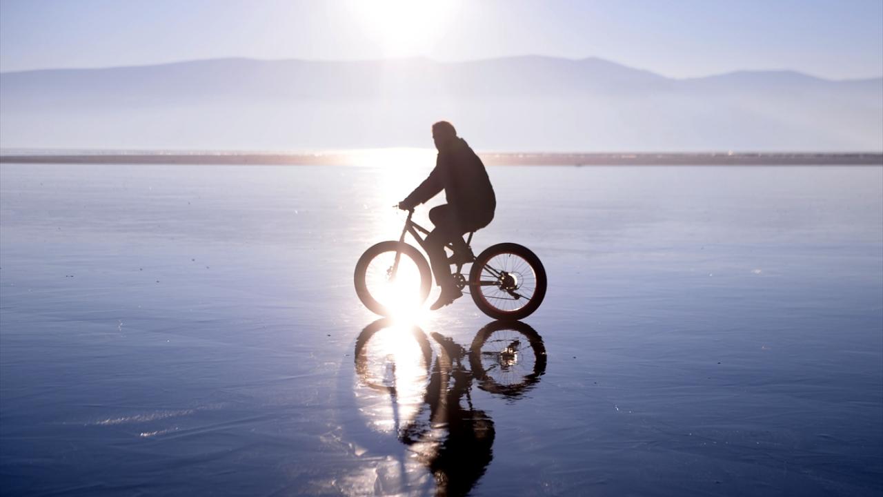 Ziyaretçilerden Kurtuluş Kılıç da cam gibi buz üstünde bisiklet sürerken farklı duygular yaşadığını ifade ederek, Çıldır Kaymakamlığına yöre turizmine kazandırdıkları projeler için teşekkür etti.