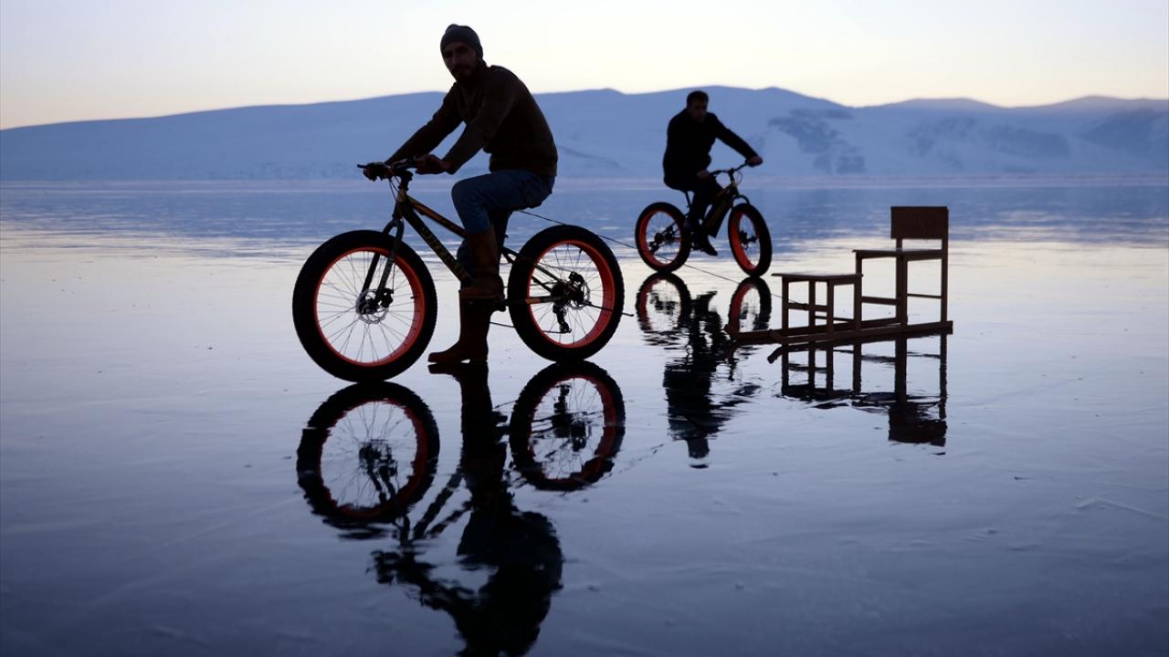 Kaymakamlık desteğinde temin ettikleri bisikletlere özel lastikler takan bölgedeki işletmeciler, kiralama usulüyle, yöreye gelen turistlere buz üzerinde pedal çevirme imkanı sunuyor.