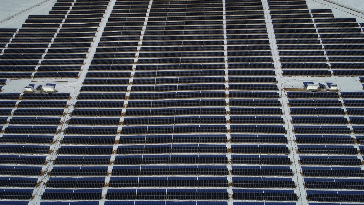 Akfen Holding, Edremit ilçesinde 600 bin metrekarelik alana 37 megavat kapasiteli GES kurdu. 120 bin 408 güneş enerjisi panelinin yerleştirildiği santralde enerji üretimine başlandı.