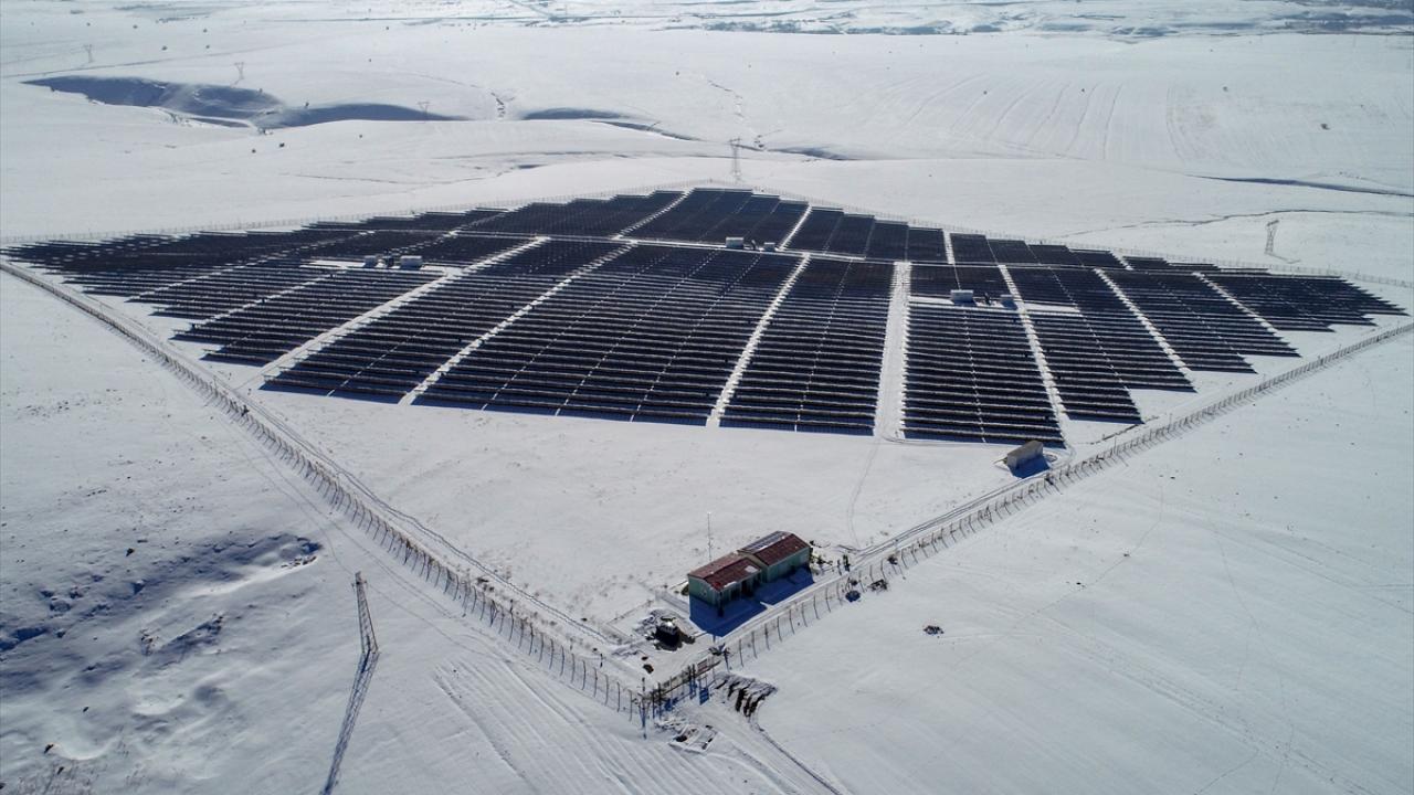 Enerji ve Tabii Kaynaklar Bakanlığının belirlediği güneş enerjisinden elektrik üretilebilecek bölgeler arasında en yüksek ikinci kotayı alan Van, son yıllarda önemli yatırımlara ev sahipliği yapmaya başladı.