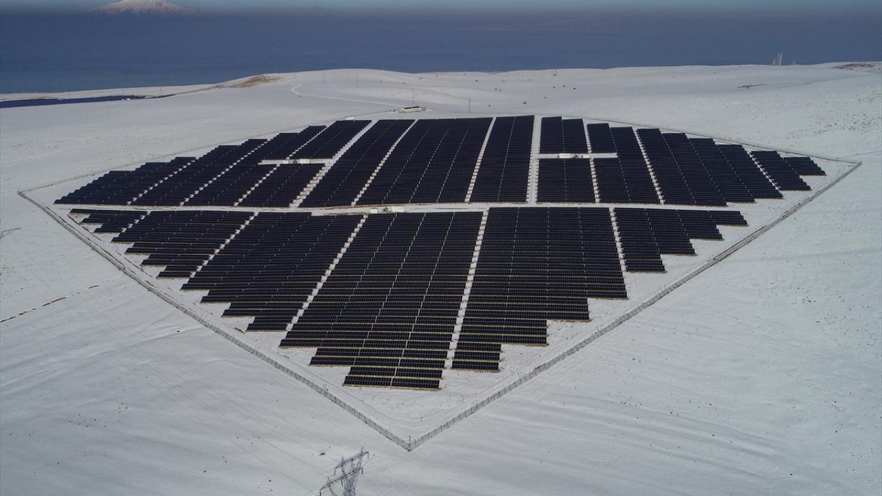 Van`da 66 milyon dolarlık bütçesiyle bölgede hayata geçirilen en büyük yatırımlardan biri olan santralde 80 bin hanenin elektrik ihtiyacı karşılanıyor.