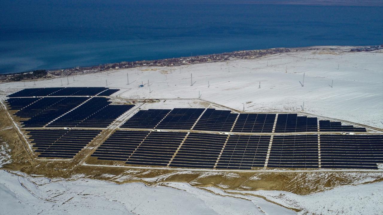 Tuşba ilçesinde de 800 bin metrekare alan üzerinde 45 megavat kapasiteli tesisin kurulum çalışmaları devam ediyor. 