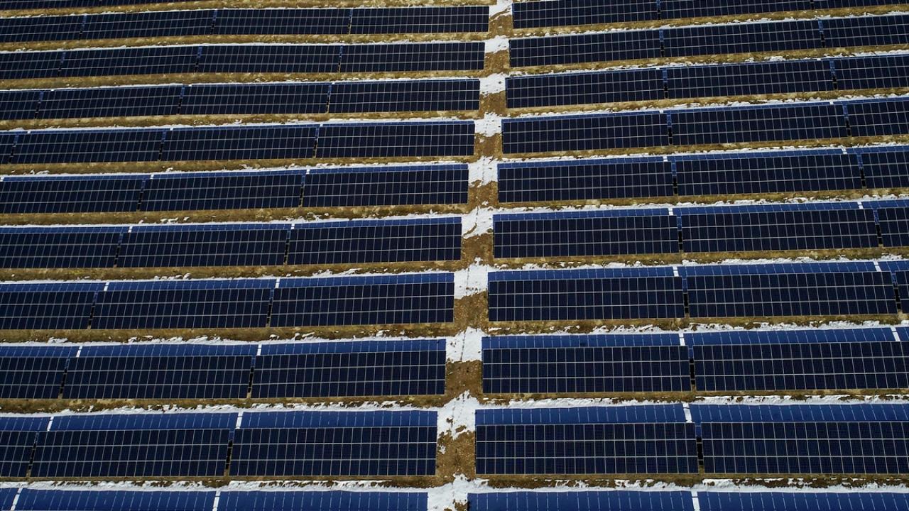 Kentin enerji potansiyelini açığa çıkarmak ve yatırımcıları bölgeye çekmek için gayret ettiklerini aktaran Güray, son yıllarda birçok yatırımcının enerji üretimi için Van`ı tercih ettiğini belirtti.